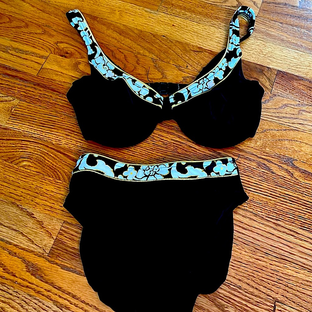 Roxanne 2pc black white gold swimsuit underwirebra size10/cup32D.Gently used.